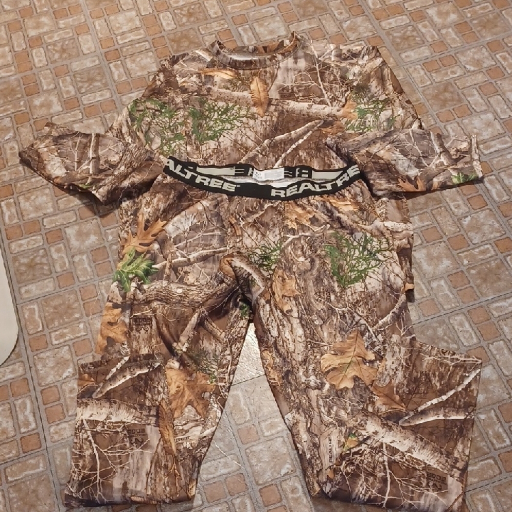Realtree Camouflage Insulated Underware Shirt And Bottim Size Large
